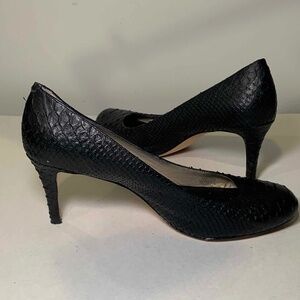 BCBGMAXAZRIA Textured Leather Pointed-Toe Pumps – Size 9.5